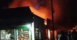 নেত্রকোণায় শর্ট সার্কিটের আগুনে পুড়লো ৫ দোকান